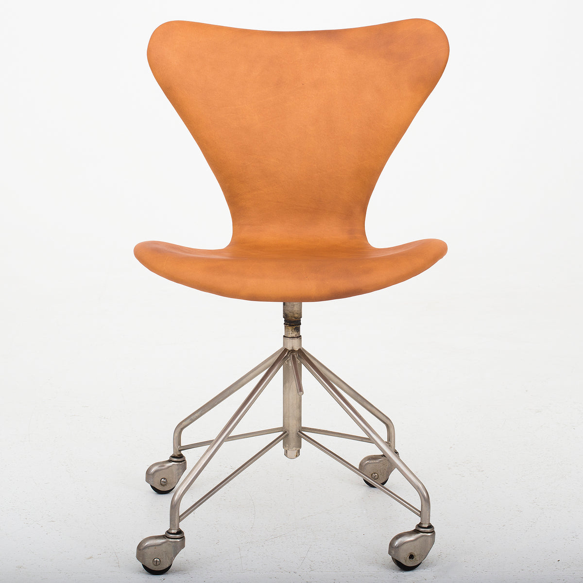 AJ 3117 - Office chair in Dunes Cognac