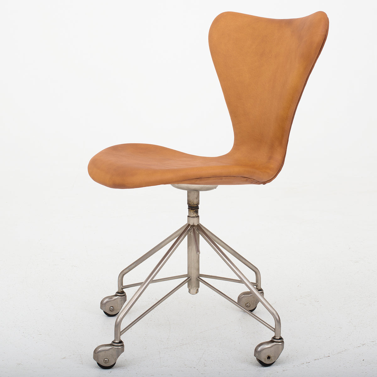 AJ 3117 - Office chair in Dunes Cognac