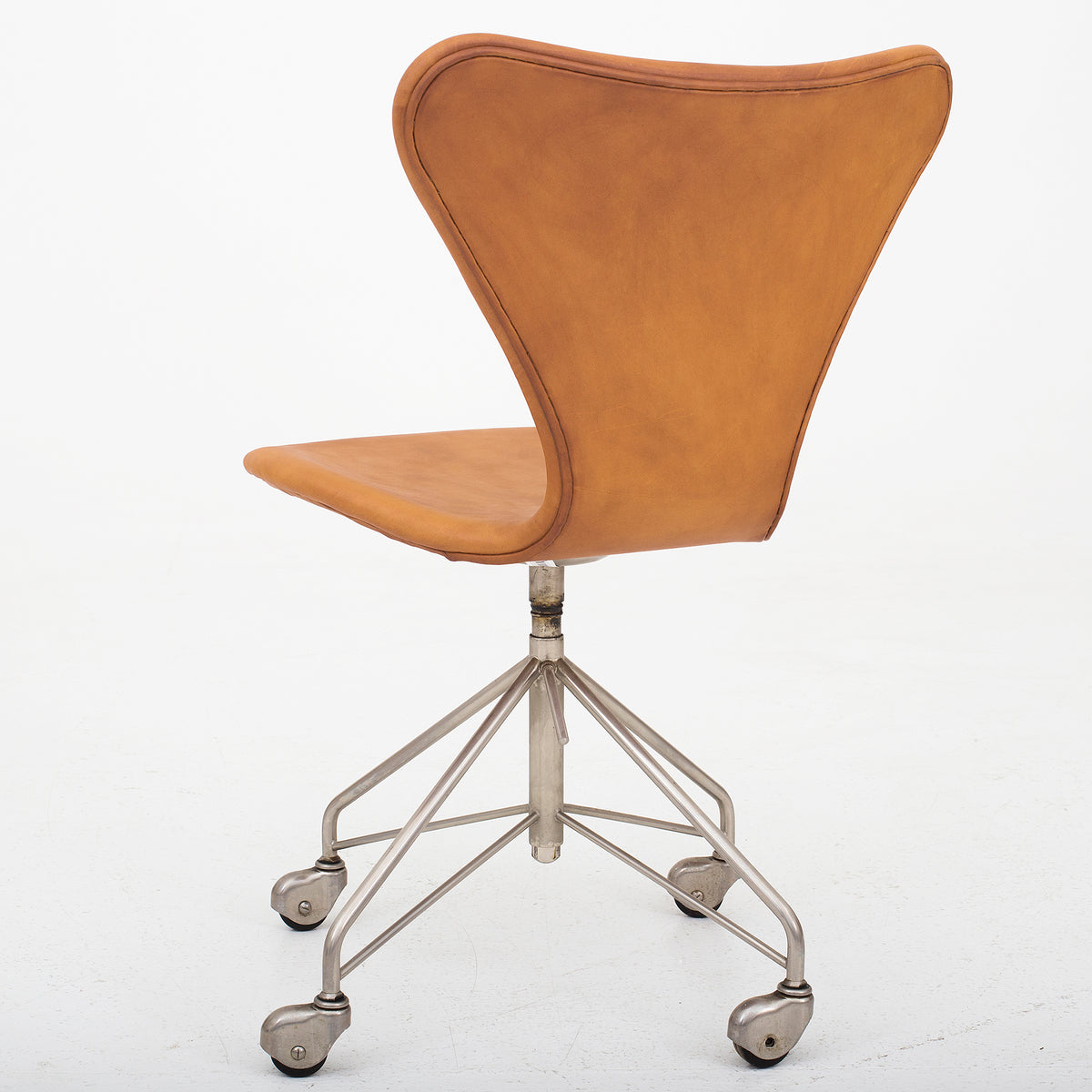 AJ 3117 - Office chair in Dunes Cognac