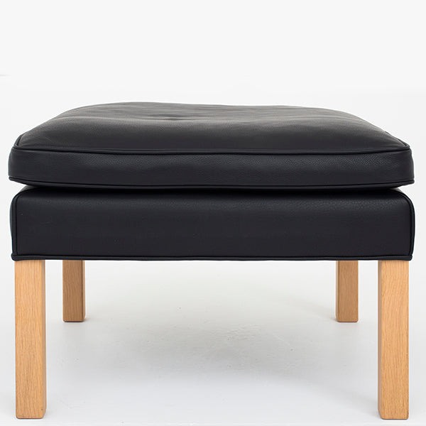 BM 2202 – Foot stool in Klassik black