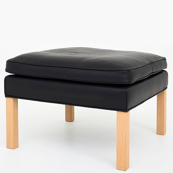 BM 2202 – Foot stool in Klassik black