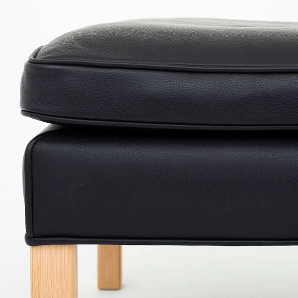 BM 2202 – Foot stool in Klassik black