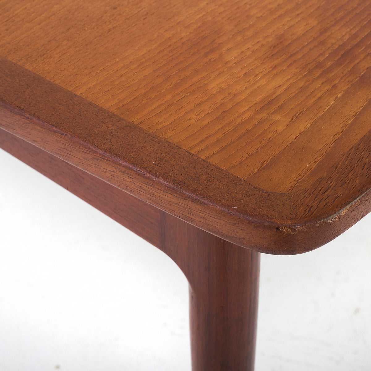 Dining table in teak