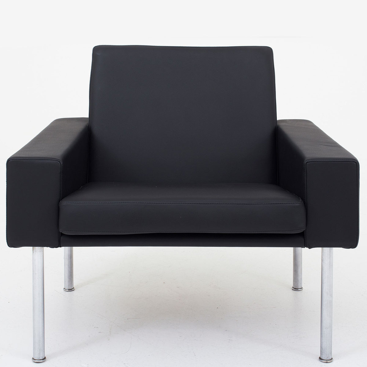 AP 34/1 - Reupholstered easy chair