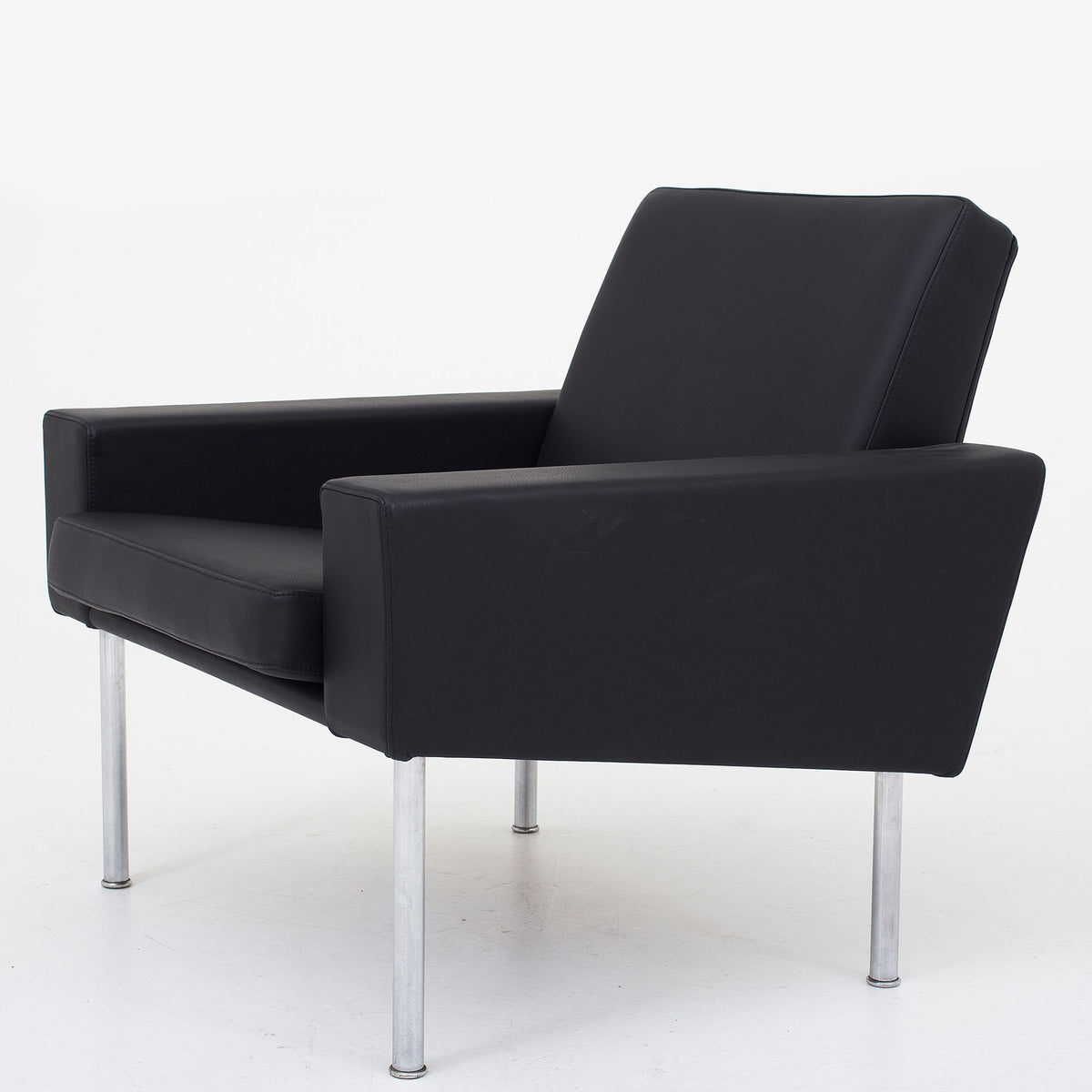 AP 34/1 - Reupholstered easy chair