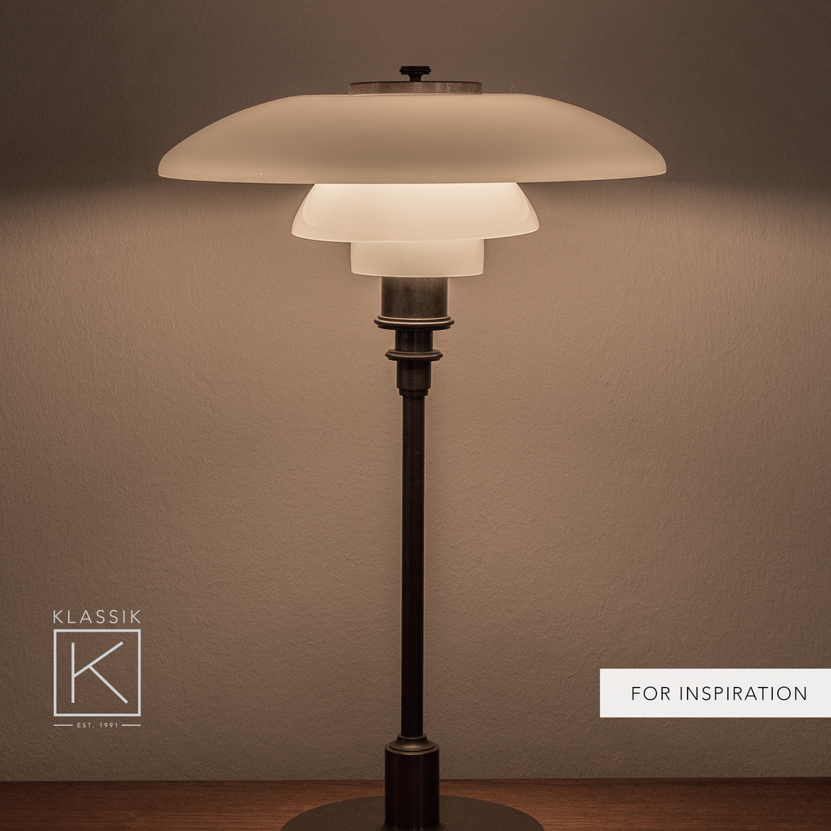 PH 4/3 - Table lamp w. matt glass shades