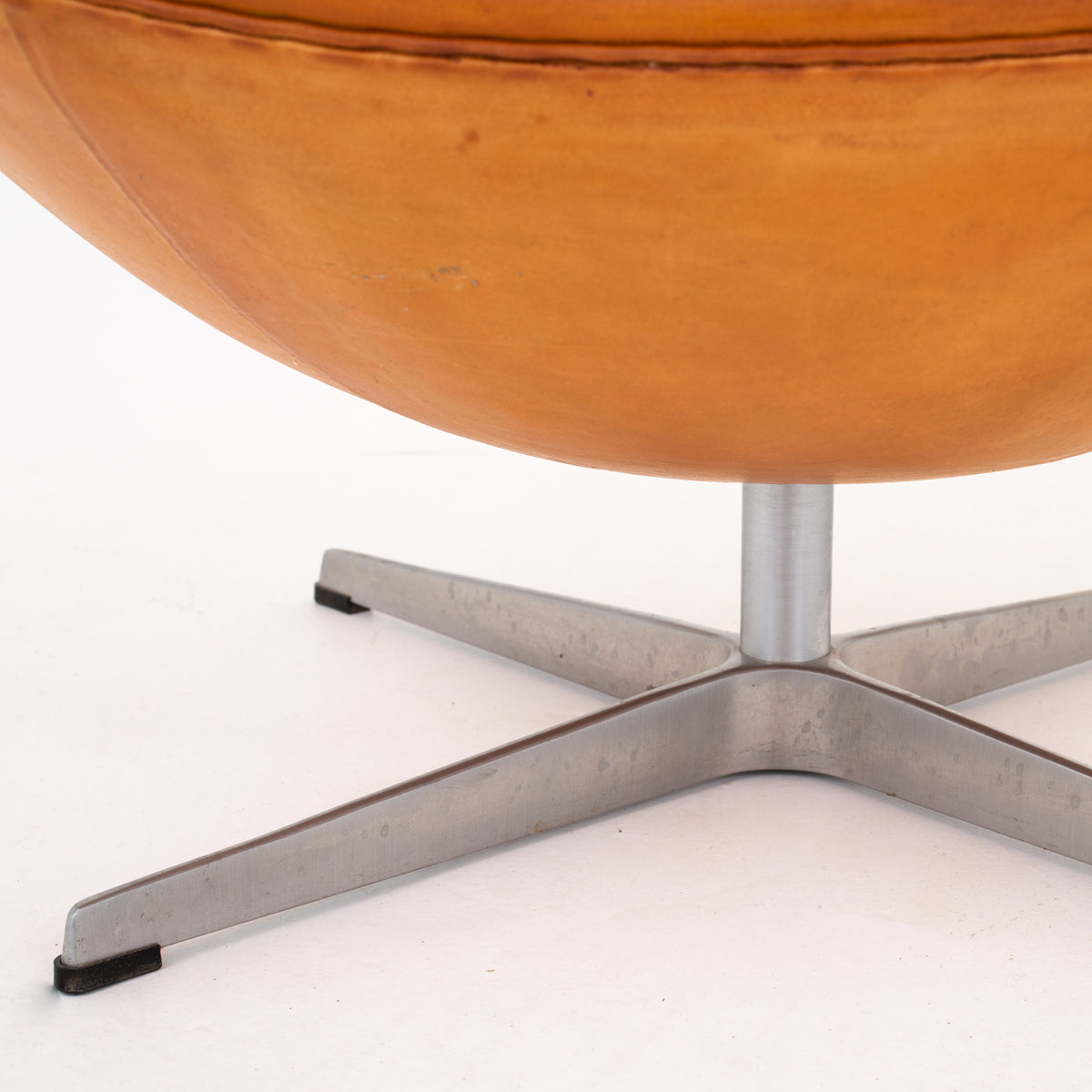 AJ 3316 - 'The Egg' in patinated leather
