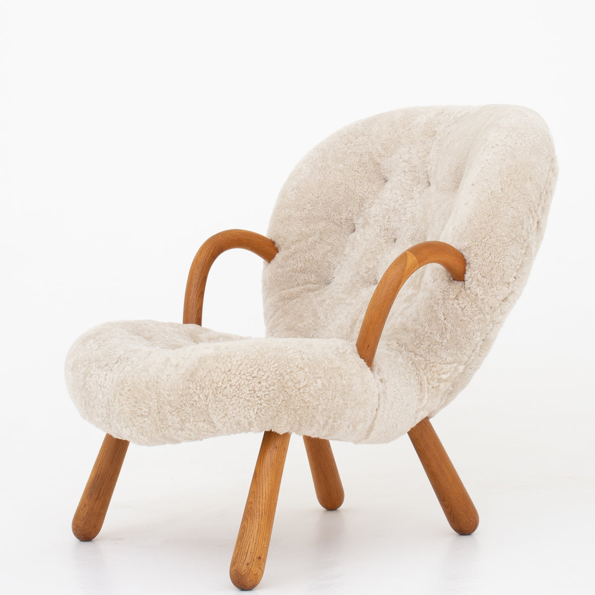 The Clam' in oak & lambs wool