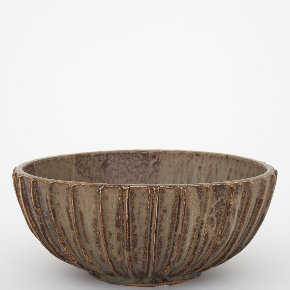 Ribbed bowl in stoneware