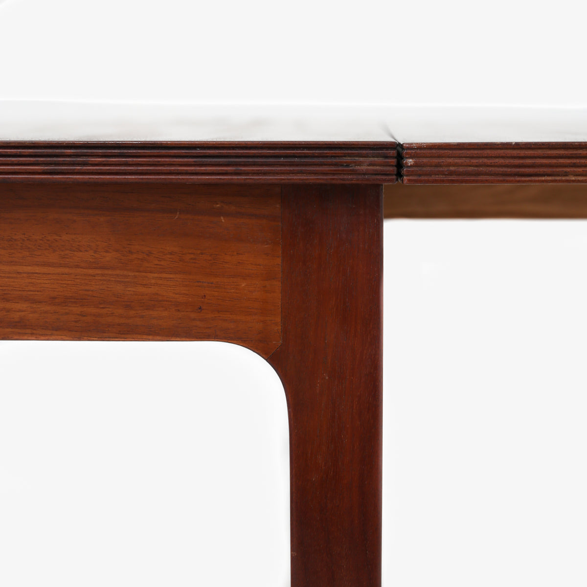 Dining table in mahogany