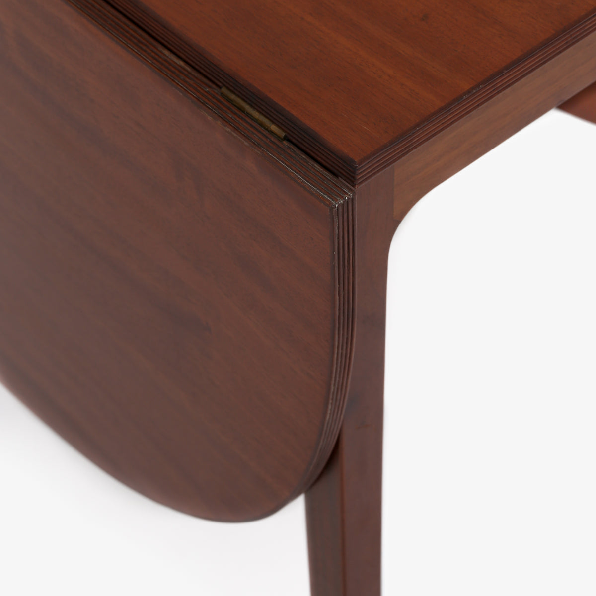 Dining table in mahogany