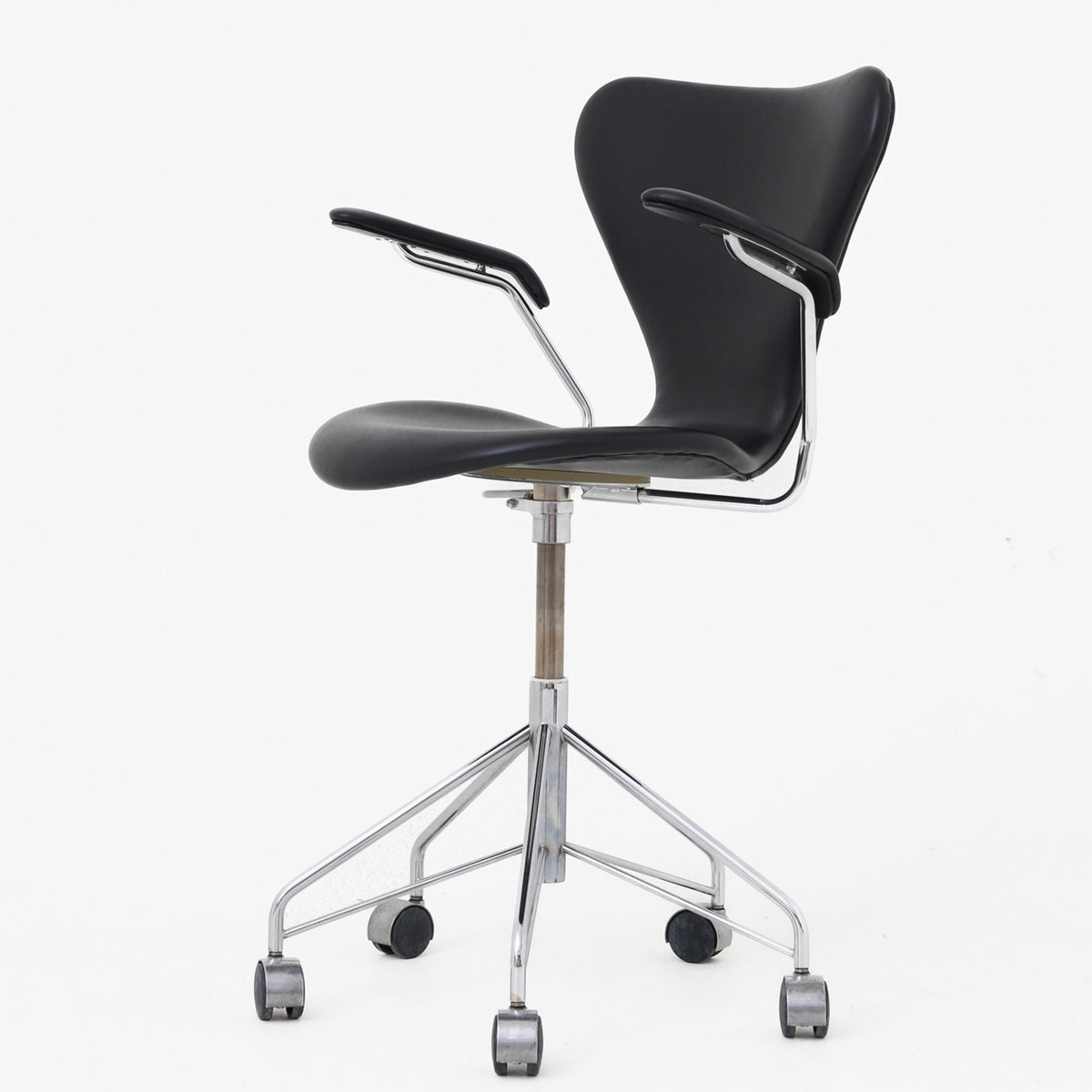 AJ 3217 - Kontorstol i sort Elegance-læder