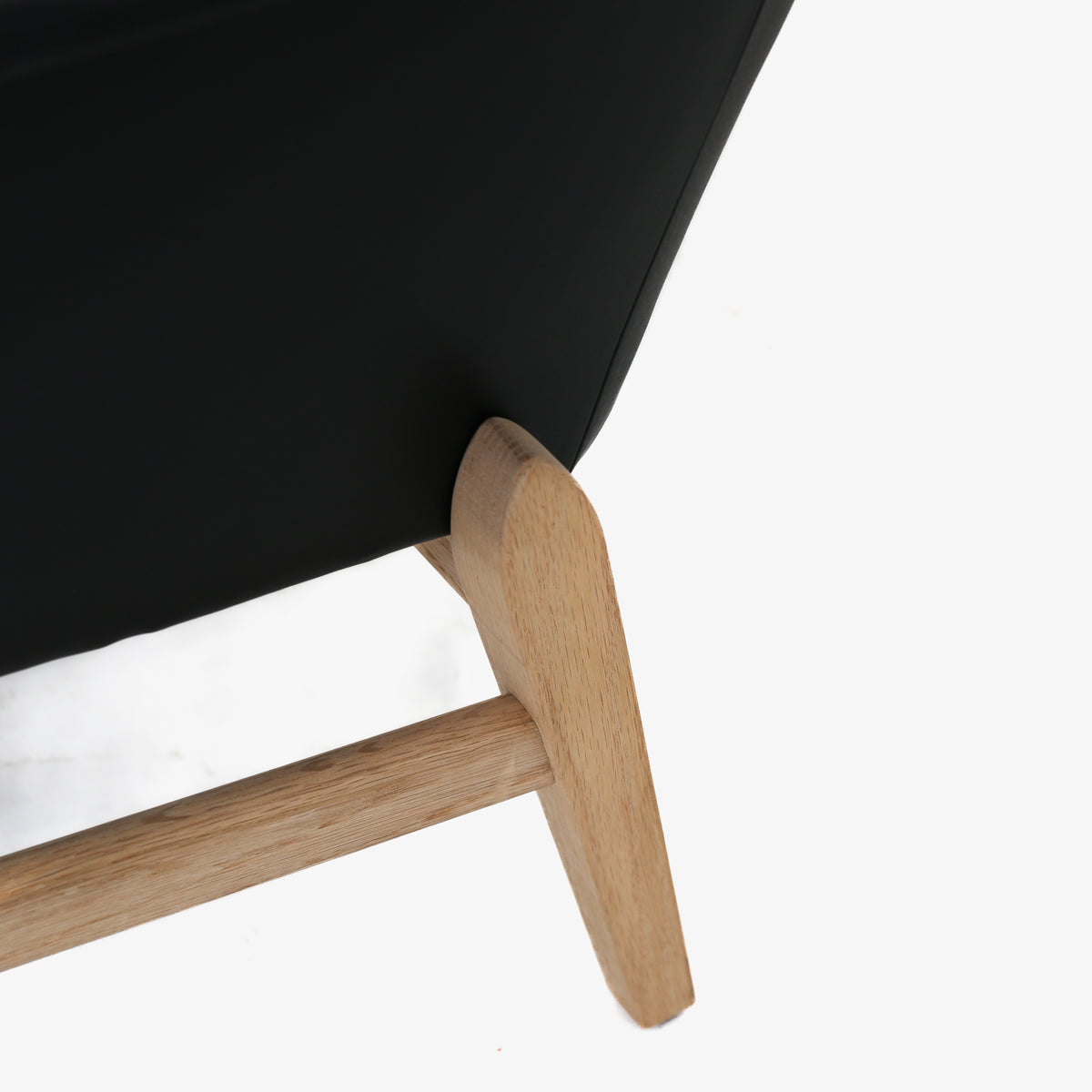Wing' sofa in black leather