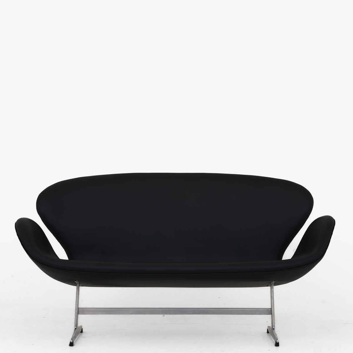AJ 3321 - Swan sofa in black Savanne leather
