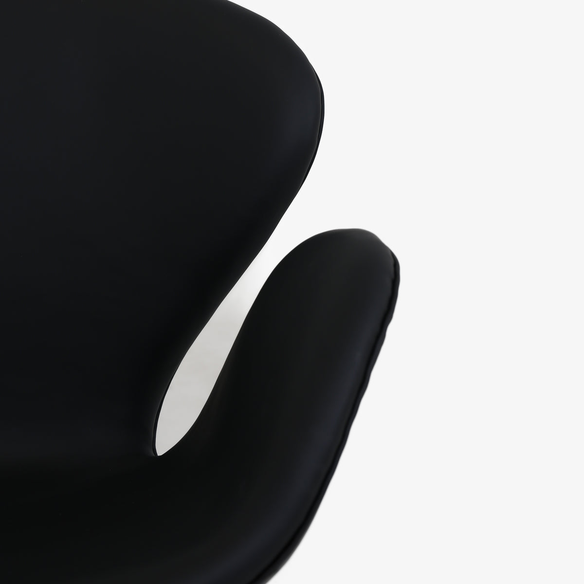 AJ 3321 - Swan sofa in black Savanne leather