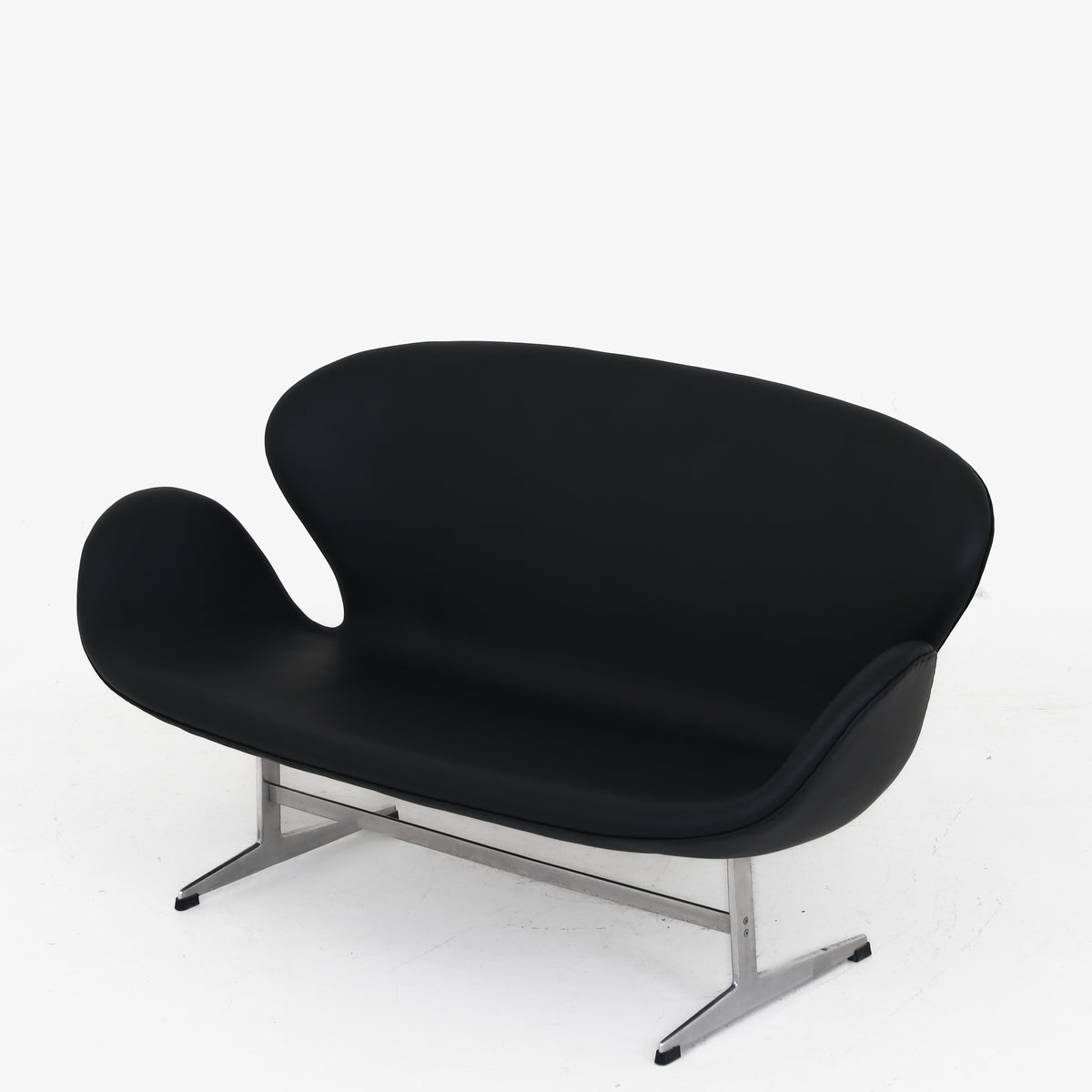 AJ 3321 - Swan sofa in black Savanne leather