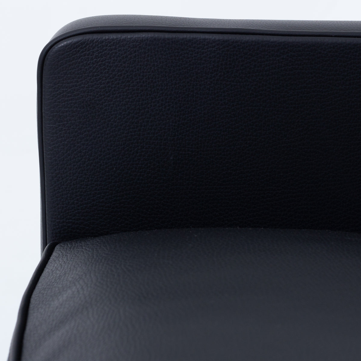 BM 2204 - 'Wing-back chair' in Klassik black