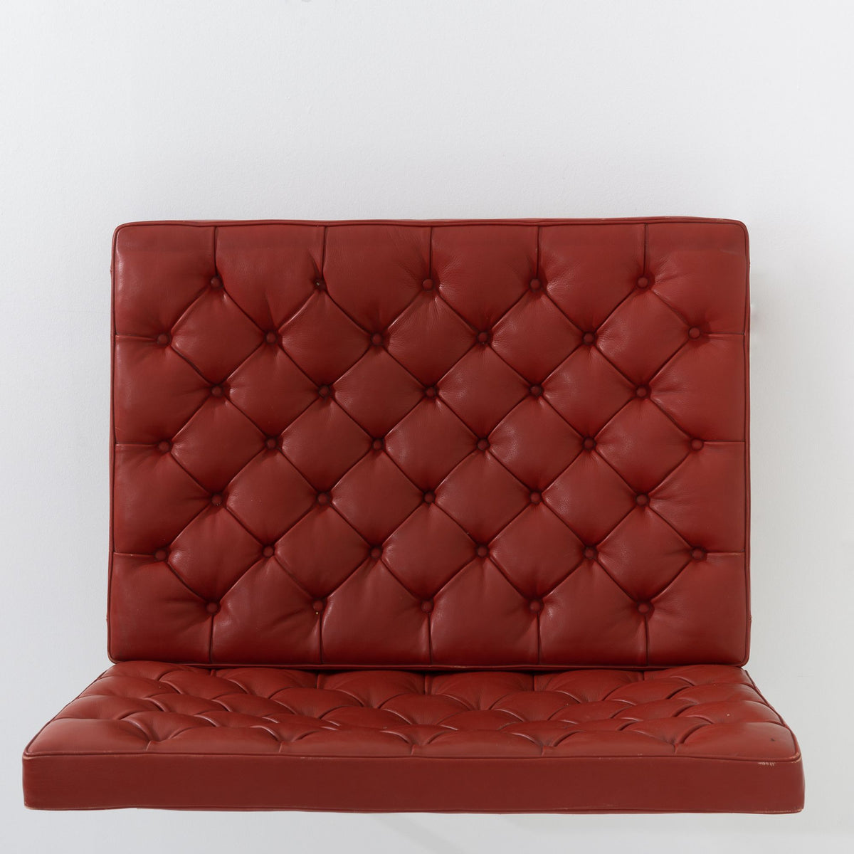 PK 26 - Wall-mounted sofa